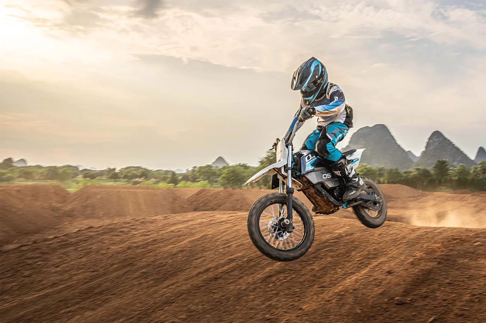 რატომ ღირს ბავშვისთვის ენდურო დირტ ბაიკის ყიდვა — ფიზიკური, მენტალური და სოციალური სარგებელი + უსაფრთხოება